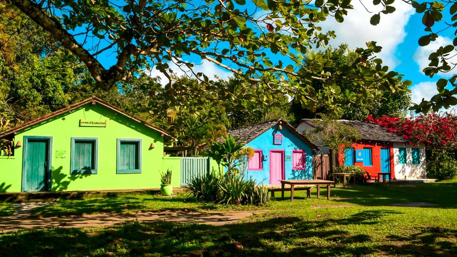 Casinhas coloridas de Trancoso para artigo sobre passeio de carro